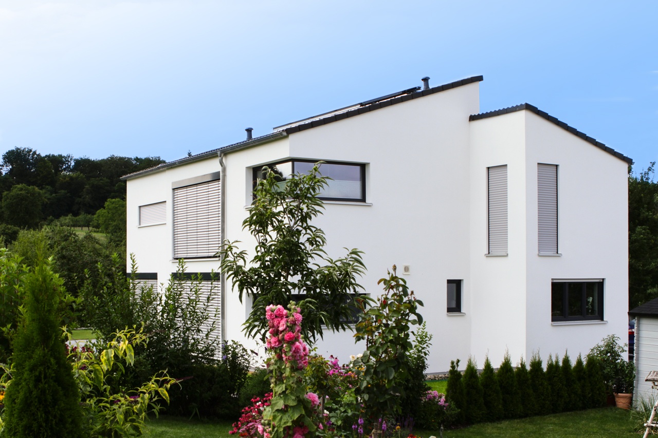  Einfamilienhaus mit moderner Architektur, versetztem Satteldach und keinem Dachüberstand