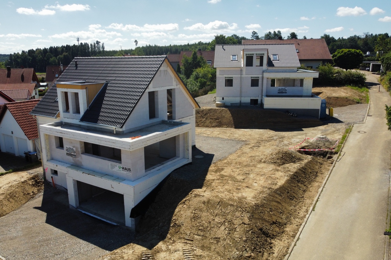  zwei Einfamilienhäuser mit Keller und Garage, Satteldach mit modernem Dachvorsprung, Erker und Terrasse im EG
