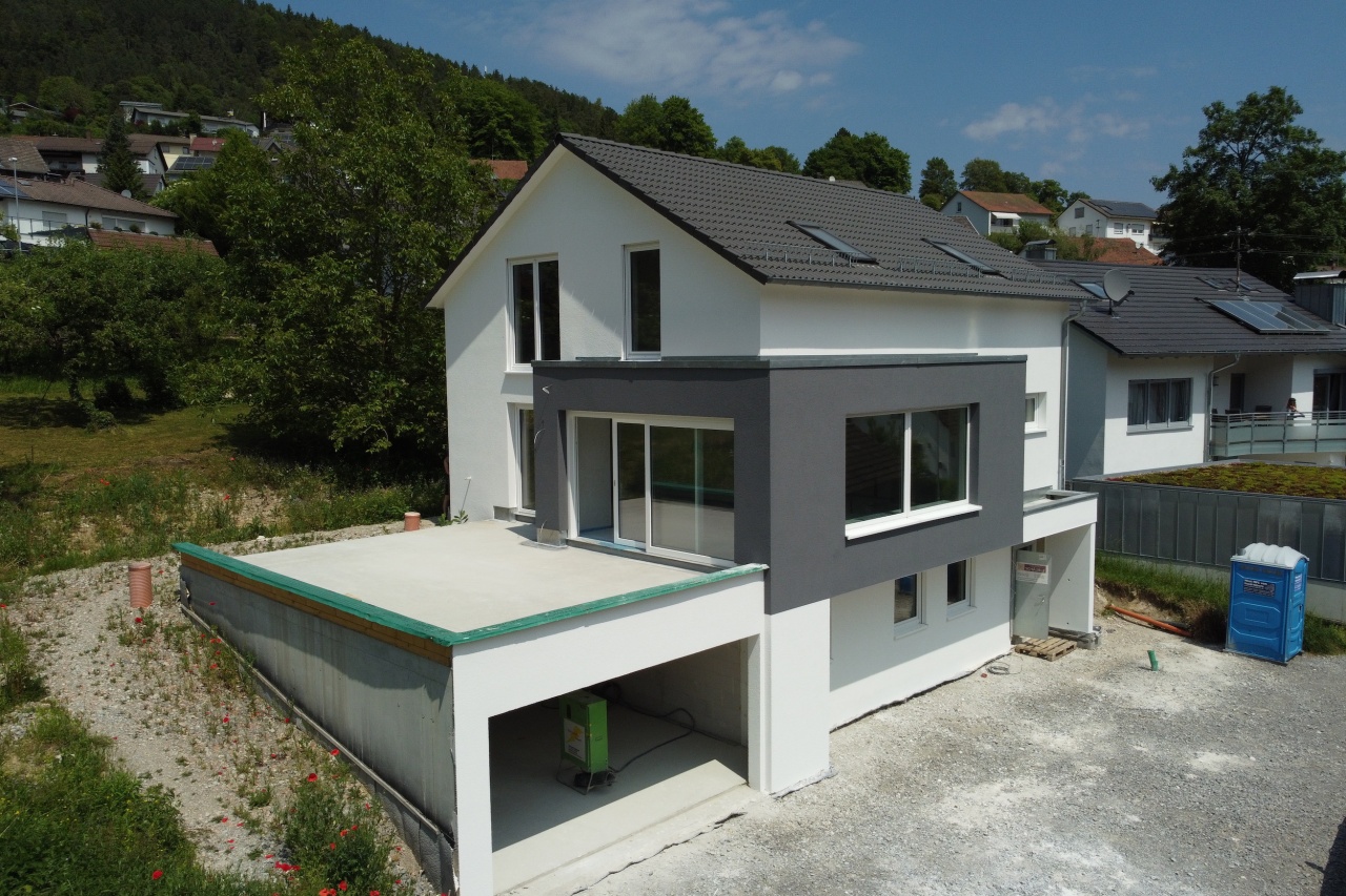  Einfamilienhaus mit Keller und Garage, Satteldach mit modernem Dachvorsprung, Erker und Terrasse im EG, Sitzfenster mit großer Festverglasung im Essbereich