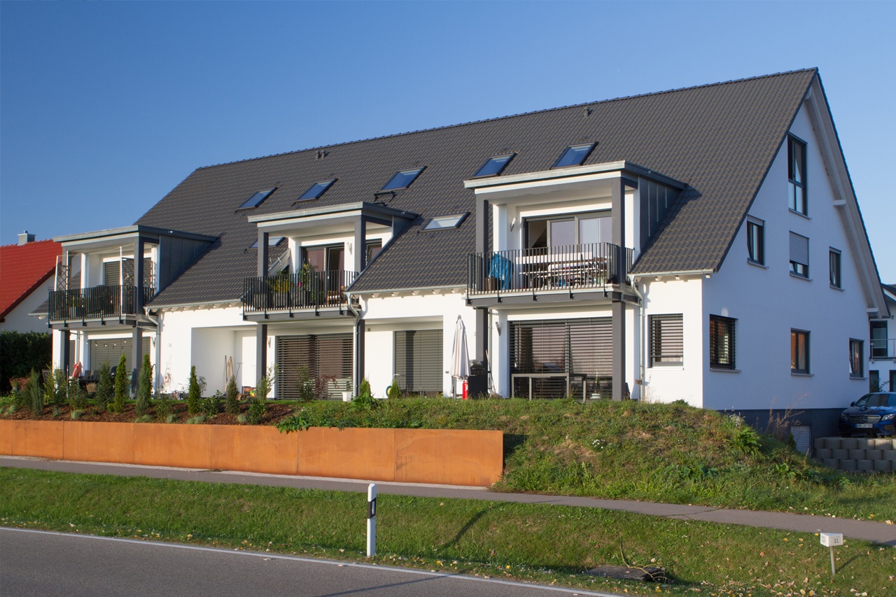  Mehrfamilienhaus mit 6 Wohnungen, Satteldach mit klassischen Dachvorsprung